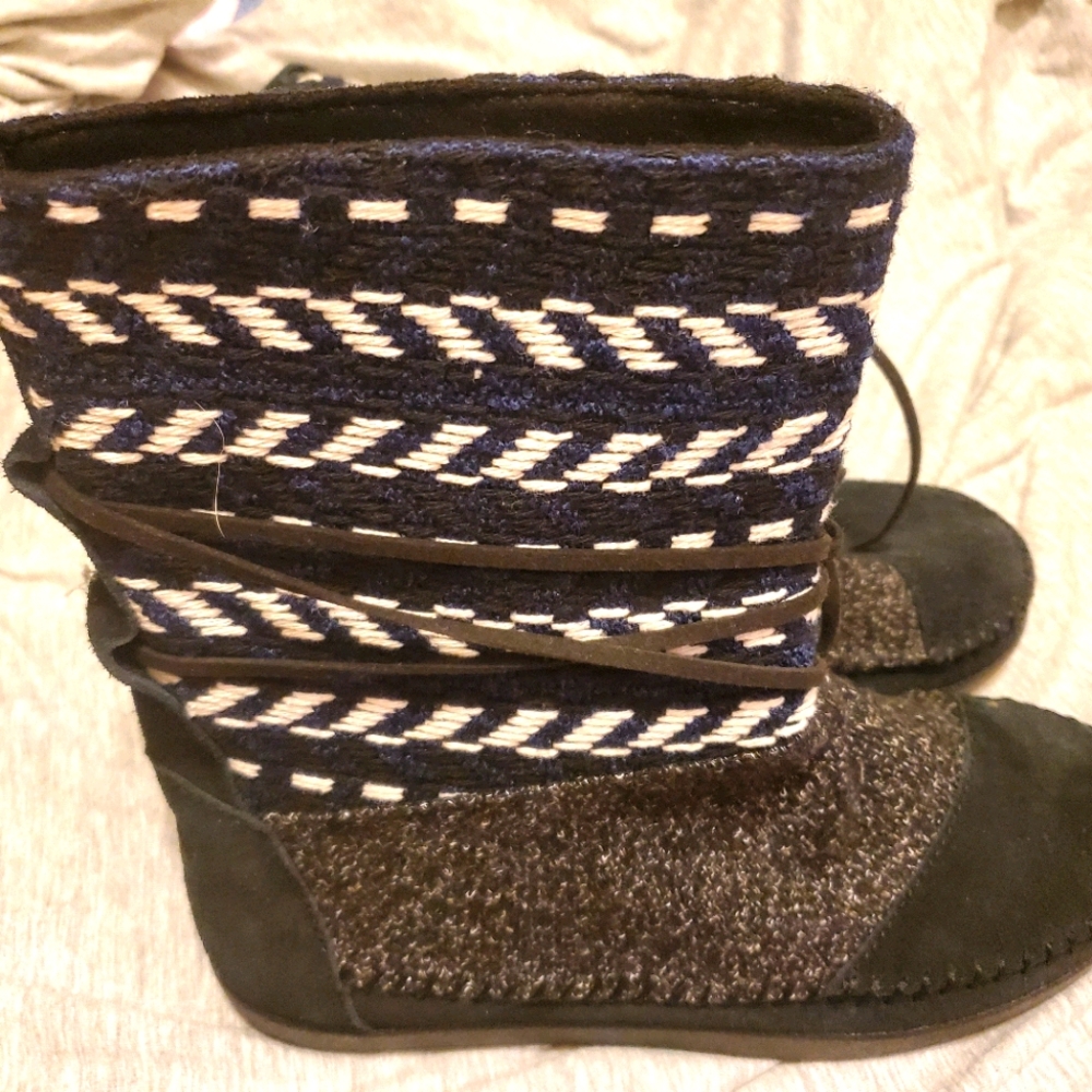Tom's Blue/Black/White Chevron Nepal boots